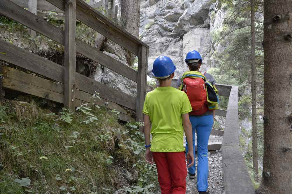 Wir bleiben auf dem Wanderweg und nehmen die Stufen hinauf in die Klamm