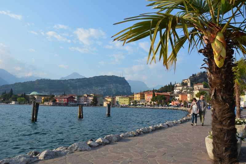 Gardasee mit Kindern - Familienurolaub Italien an der Seepromenade in Torbole 