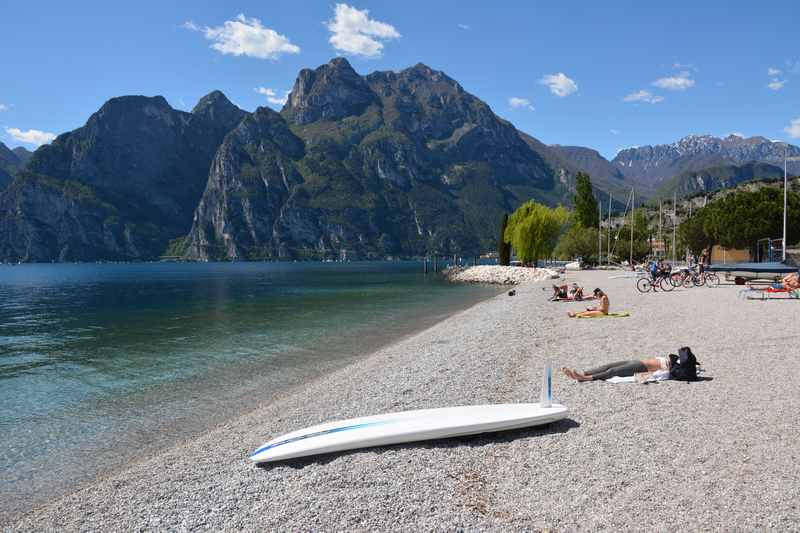 Und danach am Gardasee Strand in Torbole mit den Kindern auspannen