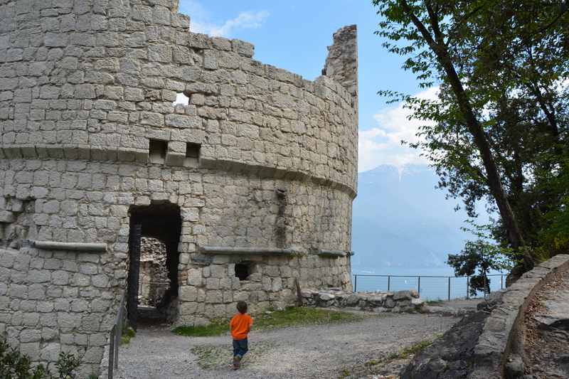 Gardasee wandern mit Kindern: Von Riva auf die Bastion, bis hierher kommt man sogar mit einem geländetauglichen Kinderwagen