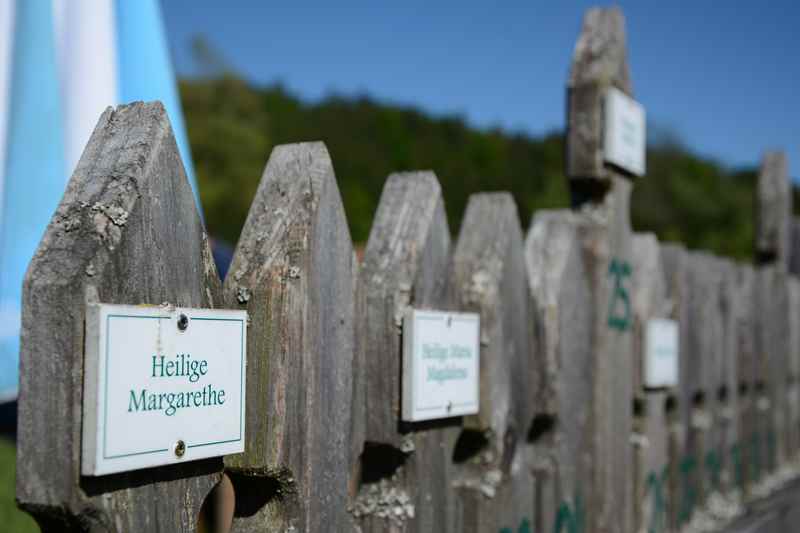  Der Gartenzaun mit den besonderen Brettern - du findest die Heiligen im Jahreskreis