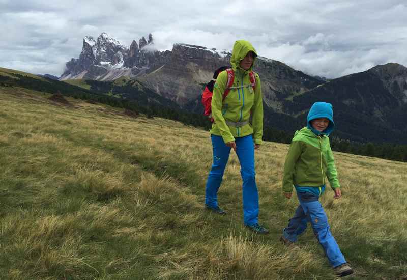 Mit dem Blick auf die Geisler Spitzen wandern mit Kindern - eine traumhafte, aber kühle Familienwanderung in Südtirol