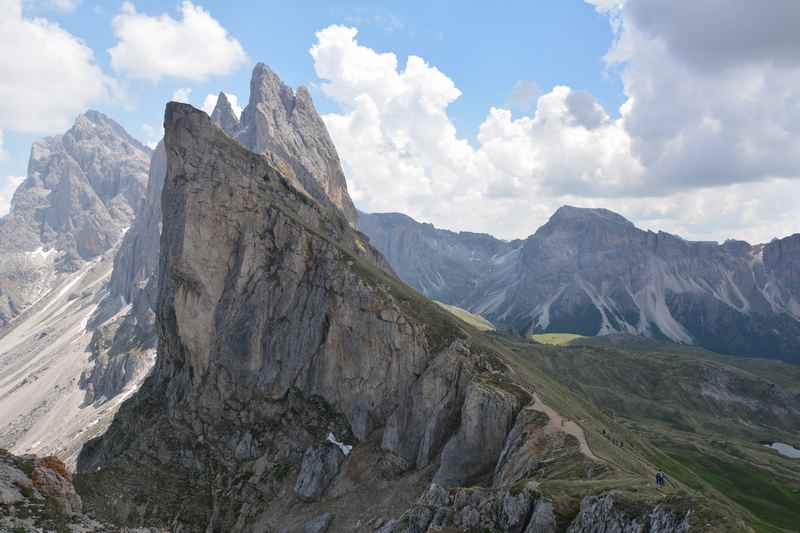 Die Geislerspitze in Gröden, von der Panascharte aus gesehen. Bis zur Panascharte können Kinder problemlos auf dem Wanderweg wandern