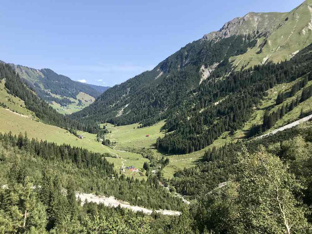 Beim Abstieg haben wir diesen Ausblick über das Gemsteltal in Vorarlberg