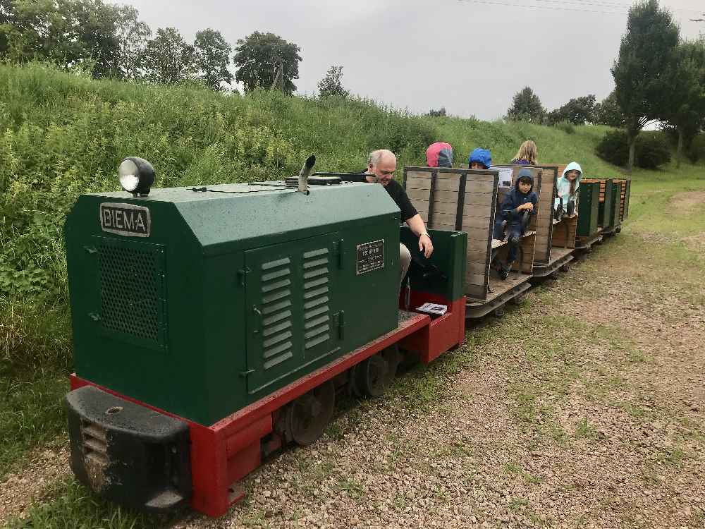 Bei den geführten Touren am Geopfad dürfen Kinder mit der Grubenbahn in Regensburg fahren