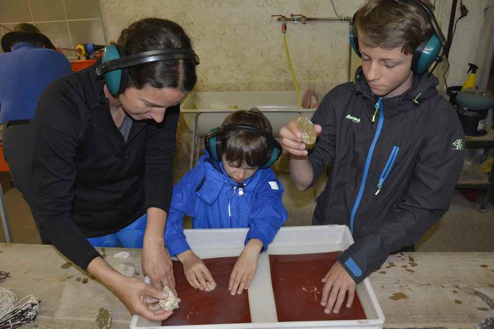 Danach schleifen wir die Steine im Wasserbad mit dem Schleifpapier glatt