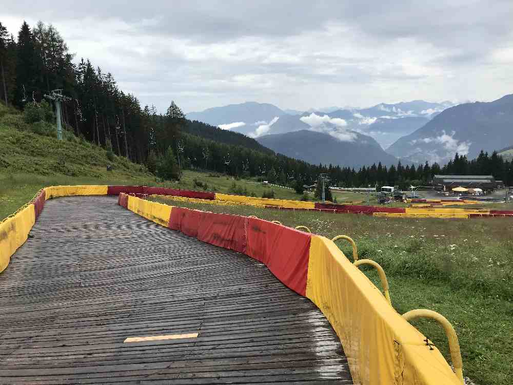 Über dieser Holzbahn geht es mit den Pistenflitzern hinunter...