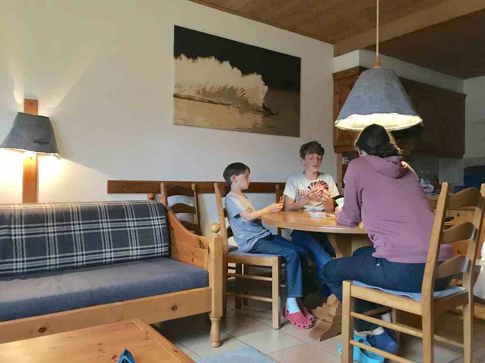 Spielerunde am großen Tisch im Familienzimmer im Hotel auf der Gerlitzen 