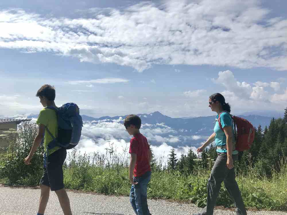 An der Kanzelhöhe wandern wir mit dieser Aussicht los in Richtung Gerlitzen - Gipfel 