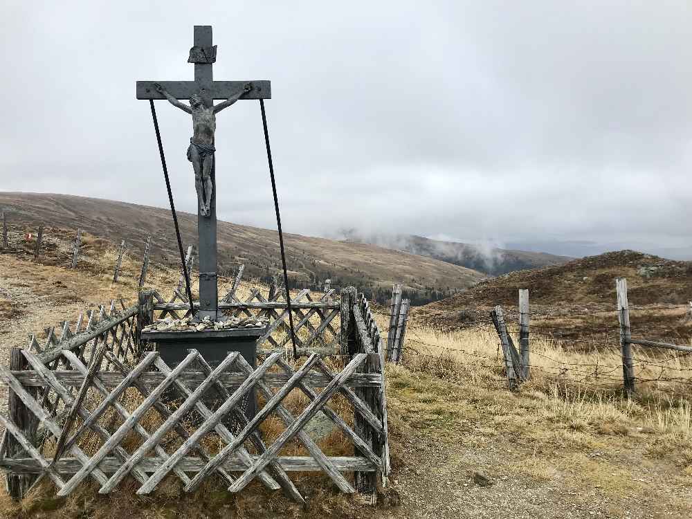 Unterhalb vom Gertrusk holt uns beim Wegkreuz der Nebel ein