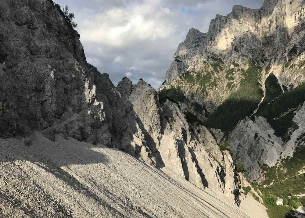 Unten rechts im Bild ist ganz klein die Haindlkarhütte zu sehen - so mächtig ist das Gesäuse mit seinen Spitzen