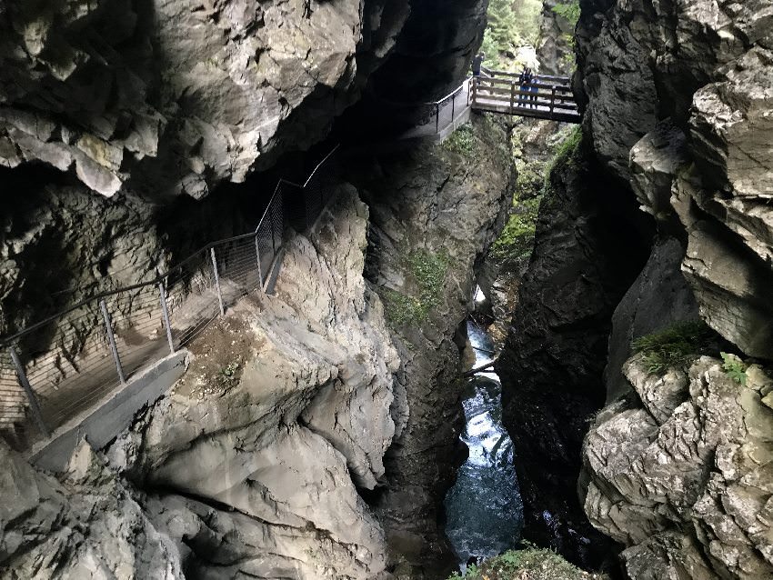 Gilfenklamm Wanderung mit Kindern - Abenteuer beim Familienausflug zwischen den Marmorwänden