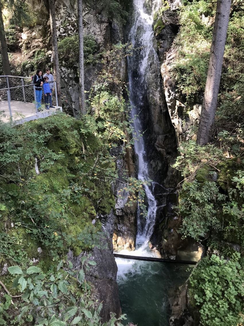 Gilfenklamm Ratschings - so eindrucksvoll ist der Wasserfall am Ende der Klamm in Jaufensteg