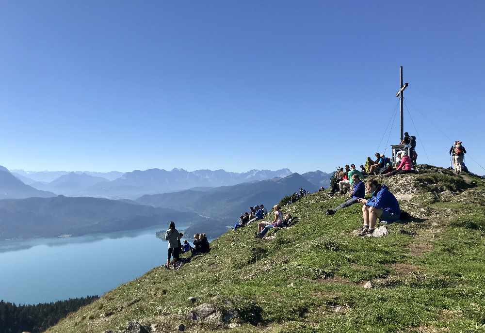 Walchensee wandern mit Kindern:  Am Gipfelkreuz ist uns zuviel los - aber die Wanderung lohnt sich! 