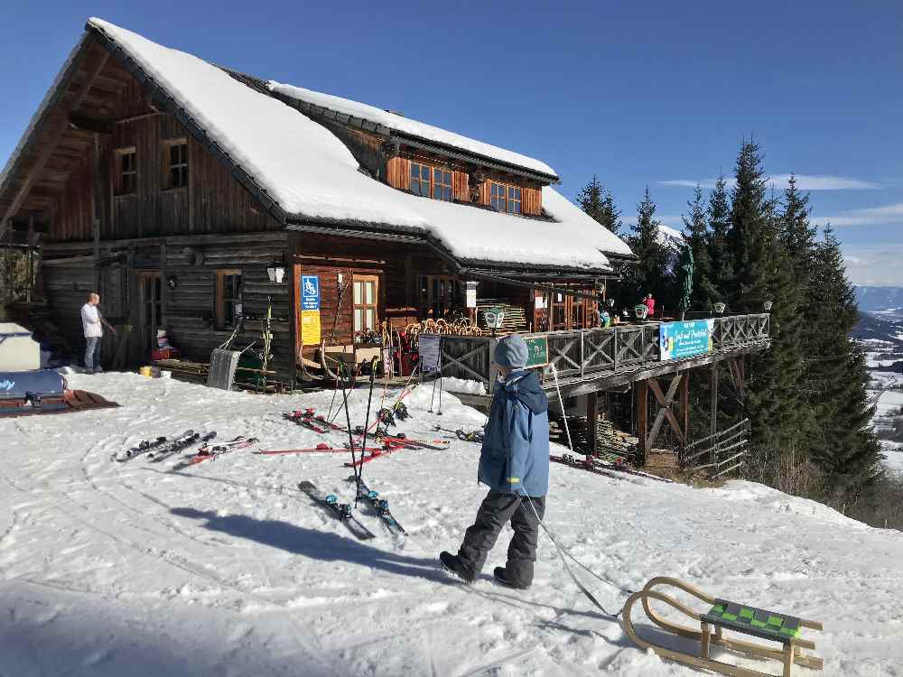 JUFA Gitschtal: Wintergenuß mit Hütteneinkehr beim Rodeln im Gitschtal