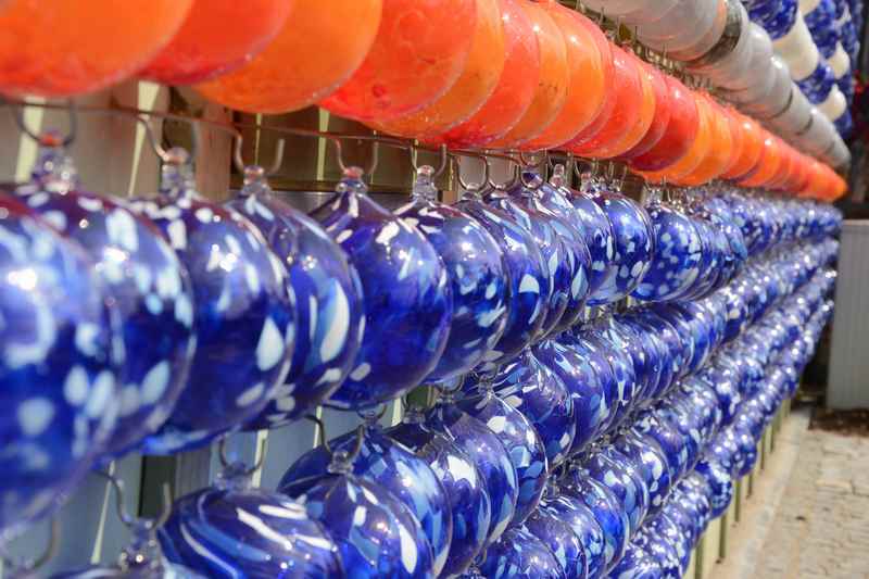 Die gesamte Fassade des Glas Fabrikverkauf von Joska Glas ist verziert mit Glaskugeln. Von der Nähe sieht es nicht so spekatulär aus, das muss man im Ganzen sehen