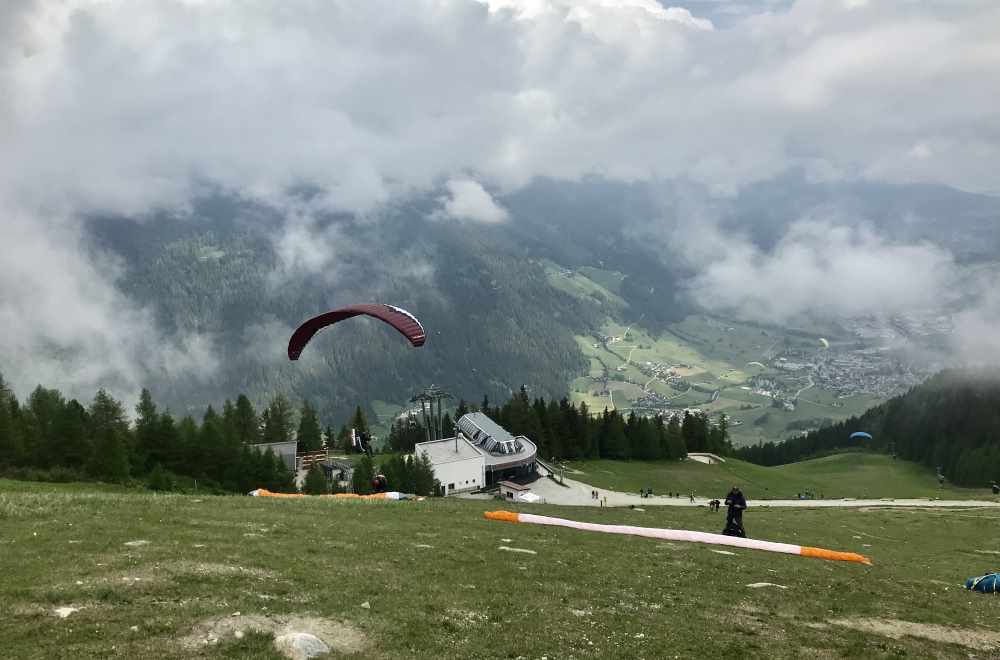 Wir beobachten die Gleitschirmflieger beim Starten - Tandemflüge sind übrigens auch für Kinder möglich.