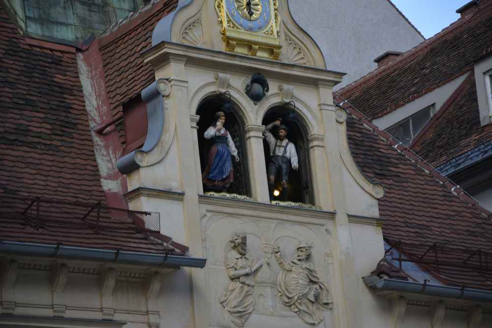 Zuvor besuchen wir noch das nahegelegene Glockenspiel - jeden Tag um 18.00 Uhr beim Glockenspielhaus