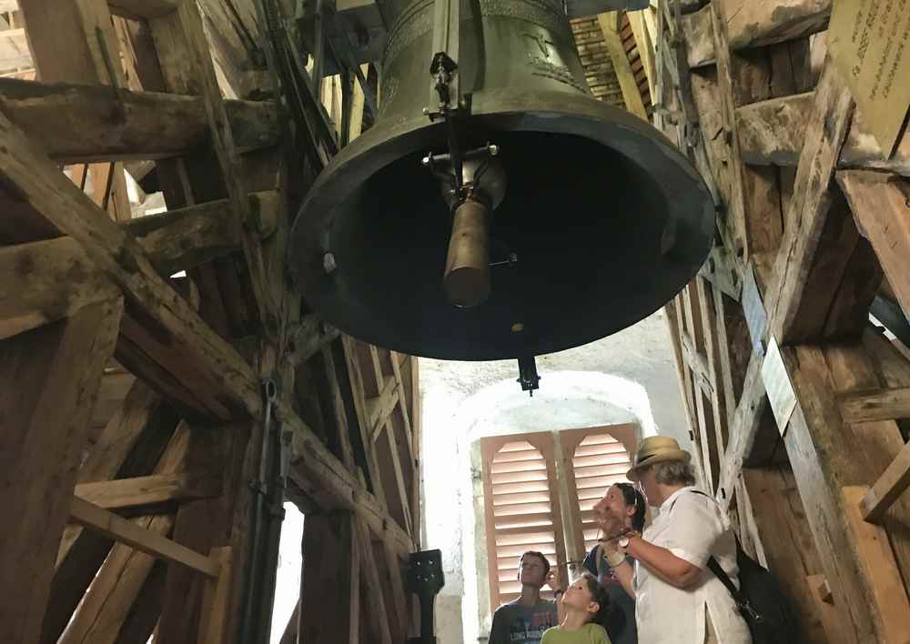 Wir stehen oben im Glockenturm bei der riesigen Glocke