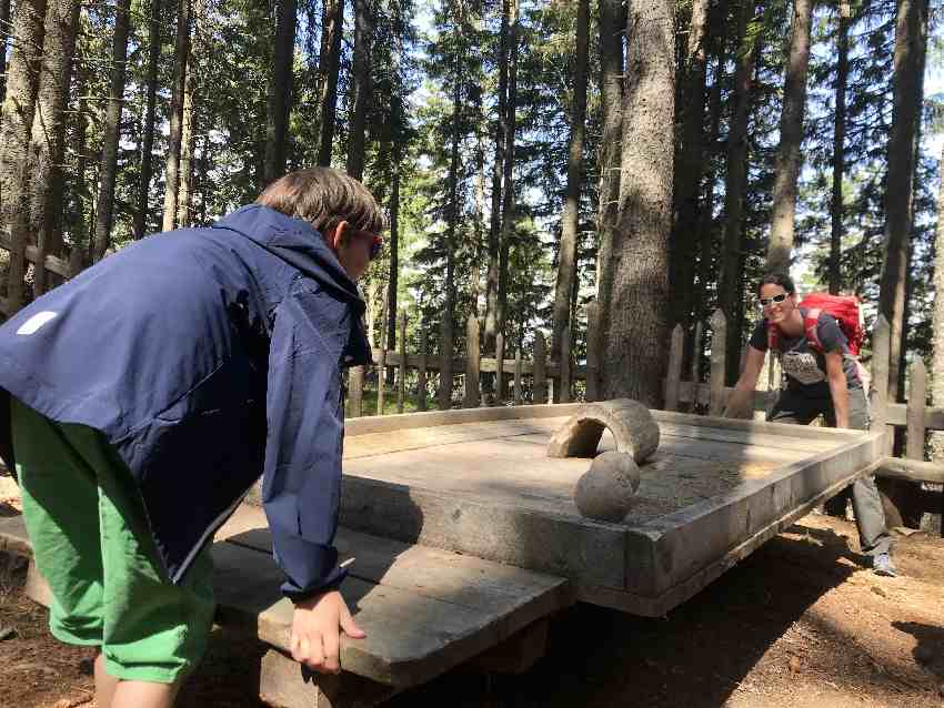 Hier musst du das Holz so balancieren, dass die Kugeln durch den Tunnel rollen, gar nicht einfach!