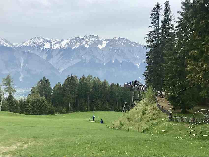 Als wir wieder aus dem Kugelwald heraus kommen, sind leider Wolken aufgezogen - vorbei ist´s mit dem Ausblick bei der Aussichtsplattform