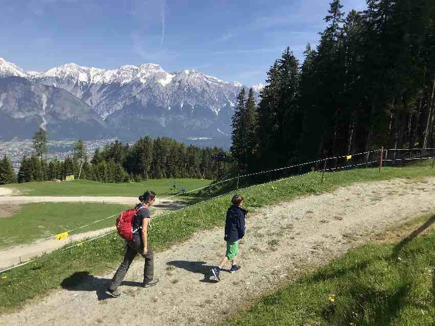 Mit diesem Blick zum Karwendel wandern wir das kleine Stück zu den Kugelbahnen