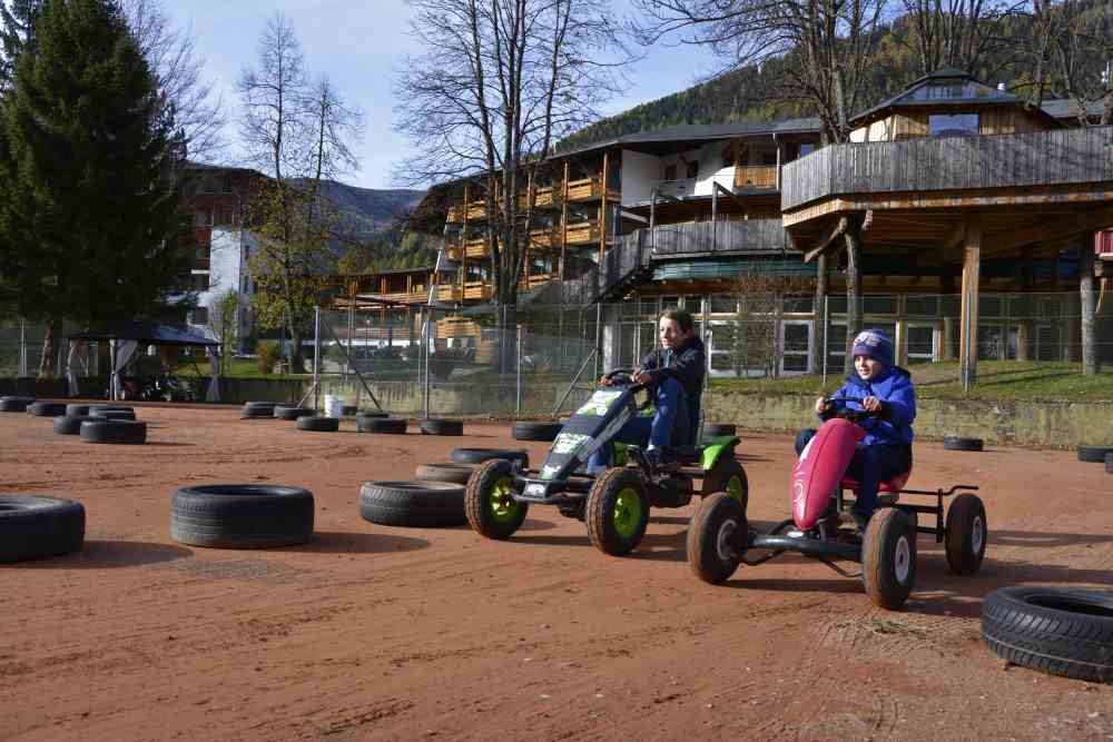 Das lieben unsere Kinder: Eine Go-Kart-Bahn. Im Familienhotel Post war sie besonders groß. 