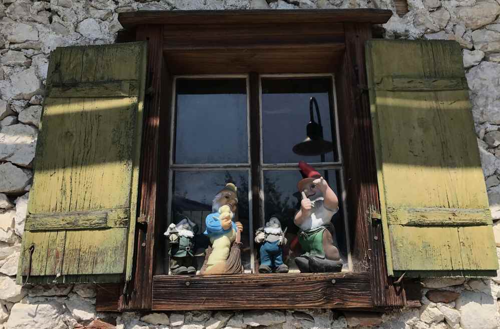 Drei Seen Tour mit Lokalkolorit: Unterwegs treffen wir auch noch diese Gartenzwerge an einem Haus