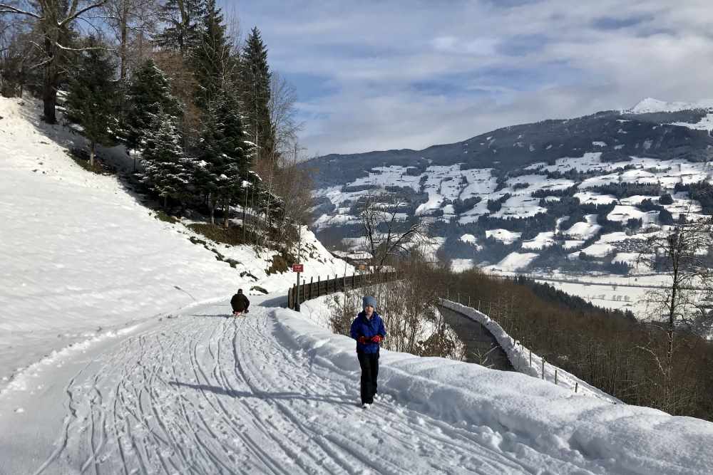 Rodelbahn Goglhof: Oberhalb vom Goglhof kommt die Sonne ein bisschen durch die Wolken 