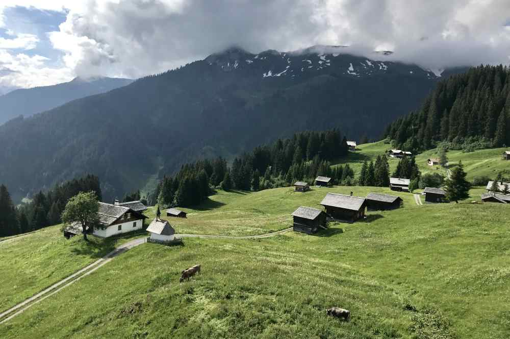 In Matschwitz steigen wir aus der Gondel - das ist der Blick von oben auf die Holzhütten, im Sommer grasen die Kühe hier oben