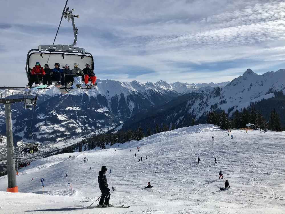 Sonnige und breite Pisten im Golm Skigebiet - so geht das Skifahren im Montafon