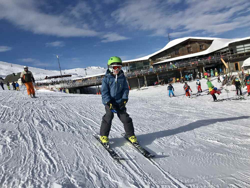 Golm Skigebiet: Von der Bergstation geht´s auf der Skipiste in der Sonne talwärts