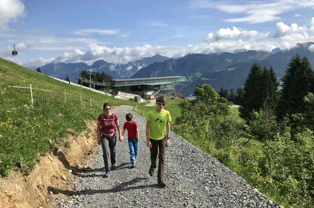 Wir starten in Matschwitz auf Golmi´s Forschungspfad bergwärts - normalerweise fährt man ganz hinauf und geht hinunter.