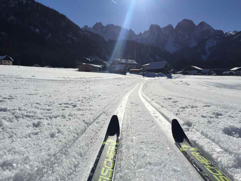 Langlaufen Gosau: In Gosau langlaufen und diesen Blick von der Loipe in Hintertal auf das Dachsteingebirge geniessen 