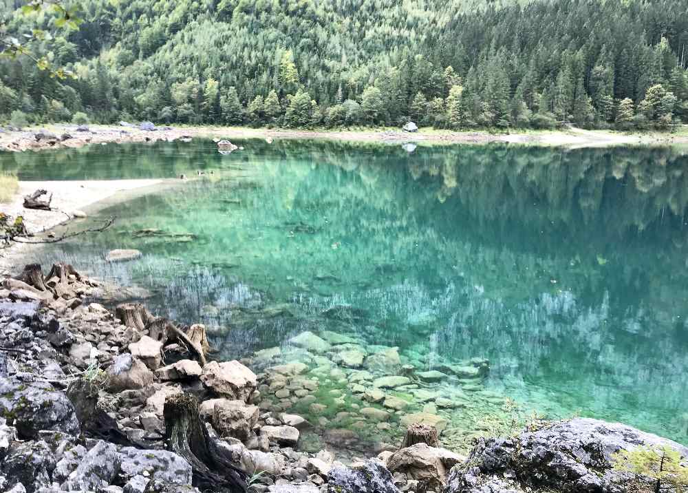 In Gosau wandern mit Kindern zum türkisgrünen Gosausee - wunderschön!