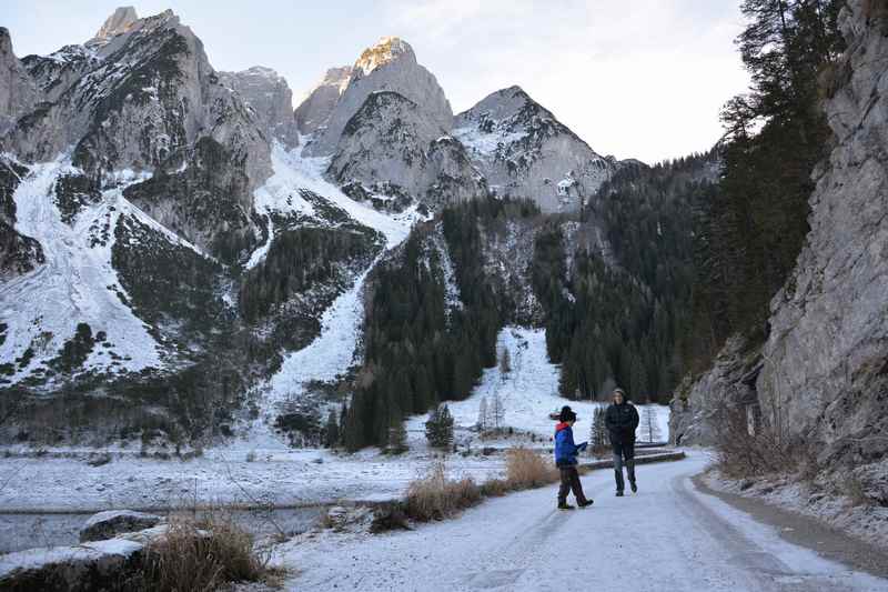 Am Gosausee winterwandern mit Blick auf die Donnerkogel des Gosaukamm  