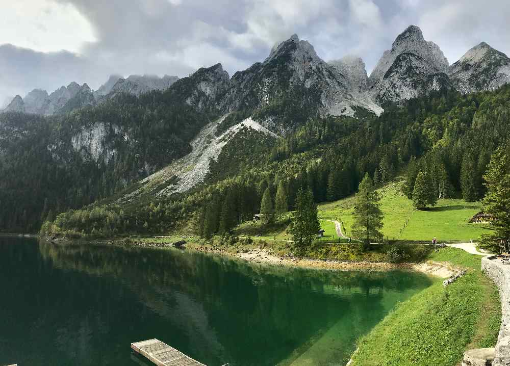 So schön liegt der Gosausee mit dem Dachsteingebirge im Salzkammergut