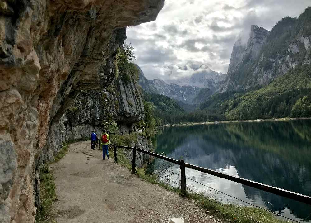 Der Wanderweg am linken Ufer des Gosausee führt durch diesen Felsenüberhang