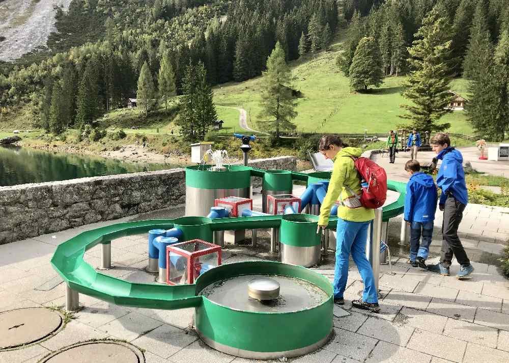 Am Beginn der Wanderung ist diese Station des Themenwegs am Gosausee