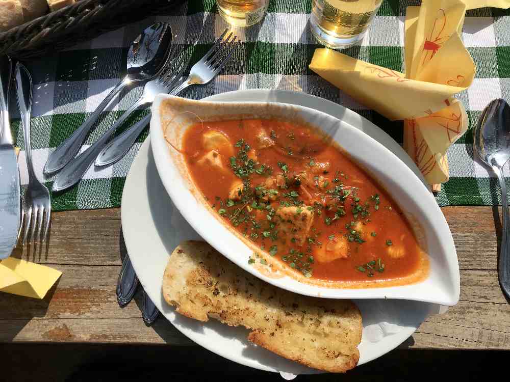 Zur Vorspeise gab es eine große Portion Fischsuppe