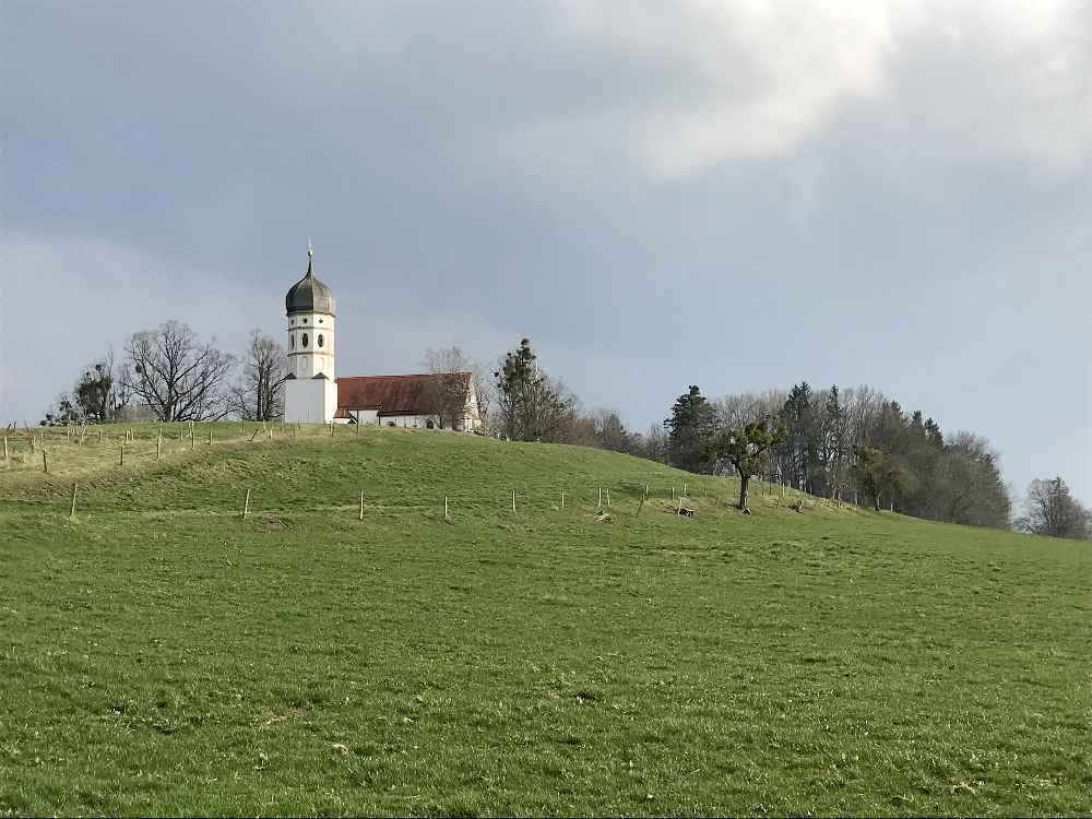 Hier bei dieser schönen Kirche in Holzhausen startet die Gourmetwanderung