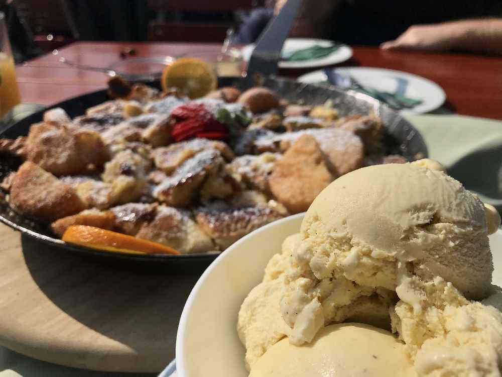 Gourmetwanderung Starnberger See mit Kindern - als Nachtisch gab es eine riesige  Pfanne für 4 Personen - mit Kaiserschmarrn, Apfelküchel, Marillenknödel,  Eis, ... 