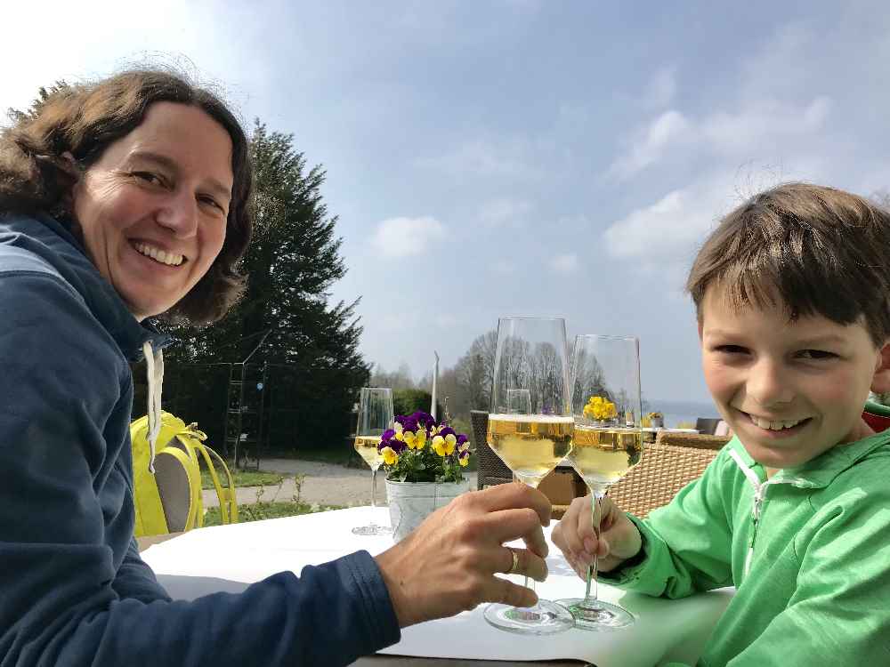 Erster Stopp der Gourmetwanderung: Auf einen Aperitiv im Schlossgut Oberambach