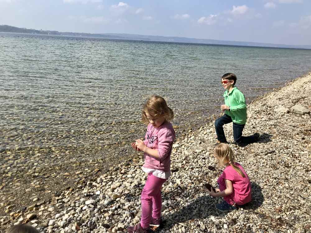 Zeit für eine Pause am See: Steine sammeln und ins Wasser werfen - das lieben alle Kinder! 