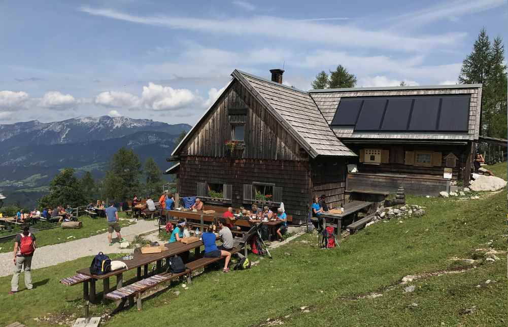 Das ist unser Wanderziel bei Spital am Pyhrn: Die Gowilalm in den Haller Mauern - so heißt das Gebirge in Oberösterreich