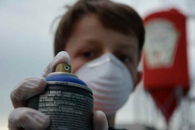 Jetzt wird es ernst: Die Kinder dürfen selbst sprayen...