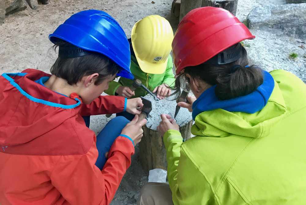 Auf den Holzstempfen schlagen wir die kleinen Granatsteine vorsichtig heraus