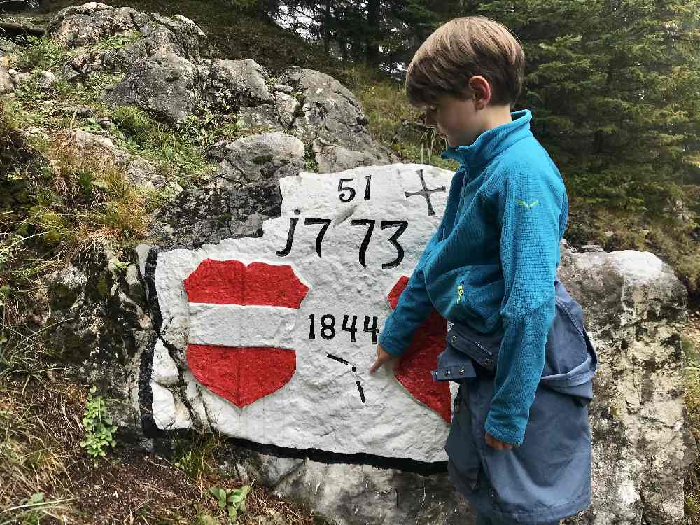 Danach wandern wir hinauf zum Grenzstein. Das gefällt unserem Kleine.