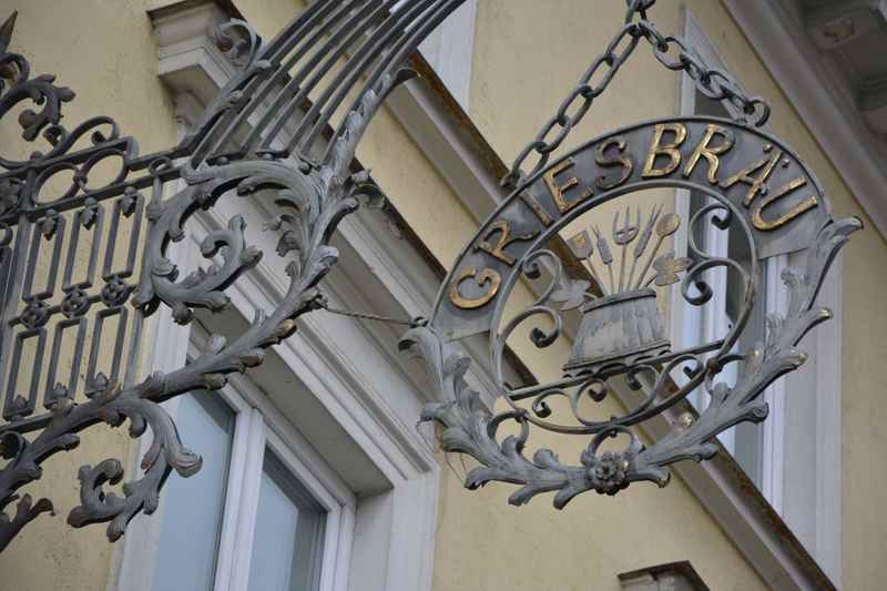 Griesbräu Murnau:  Von der Fußgängerzone aus ist das Schild vom Griesbräu zu sehen  