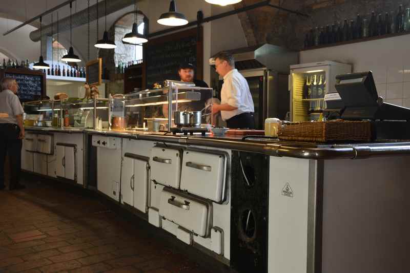 An diesem historisch anmutendem Herd gibt es das Essen zum Holen 